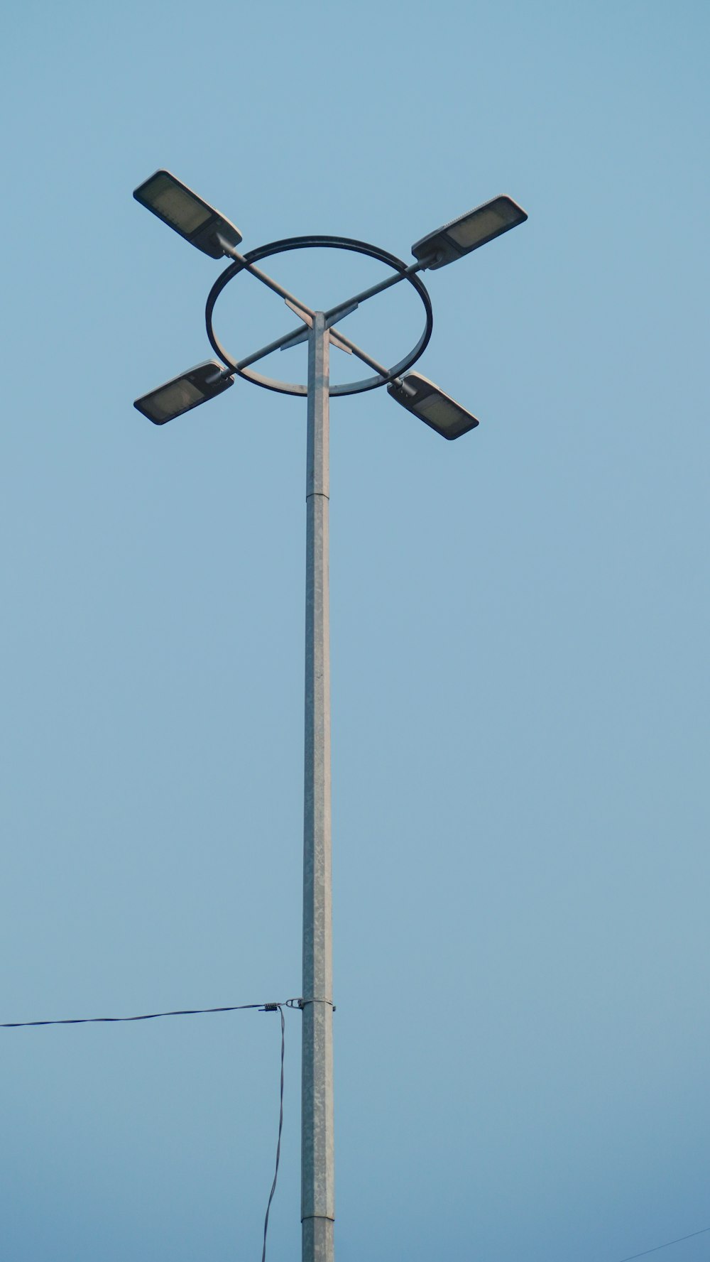 a pole with three lights on top of it