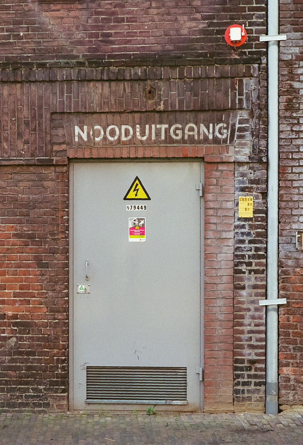 a sign on a door that says noodutigans