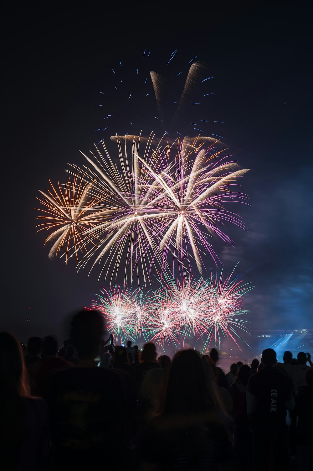 une foule de gens regardant un feu d’artifice