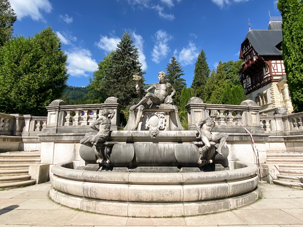 une fontaine en pierre surmontée de statues