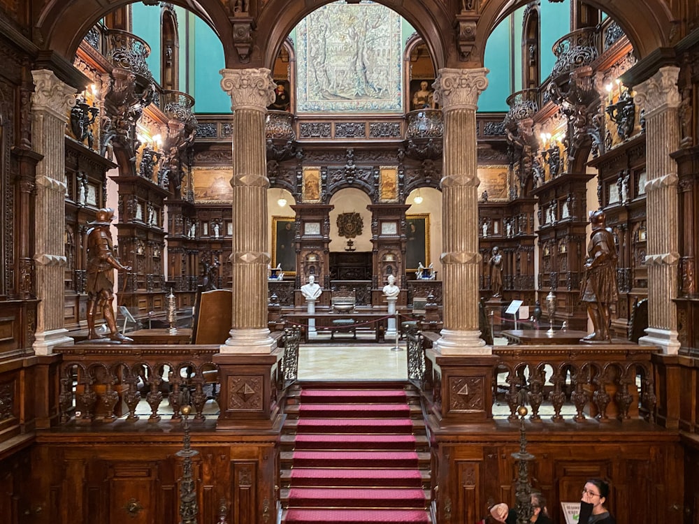 ein paar Leute, die auf einer Treppe sitzen