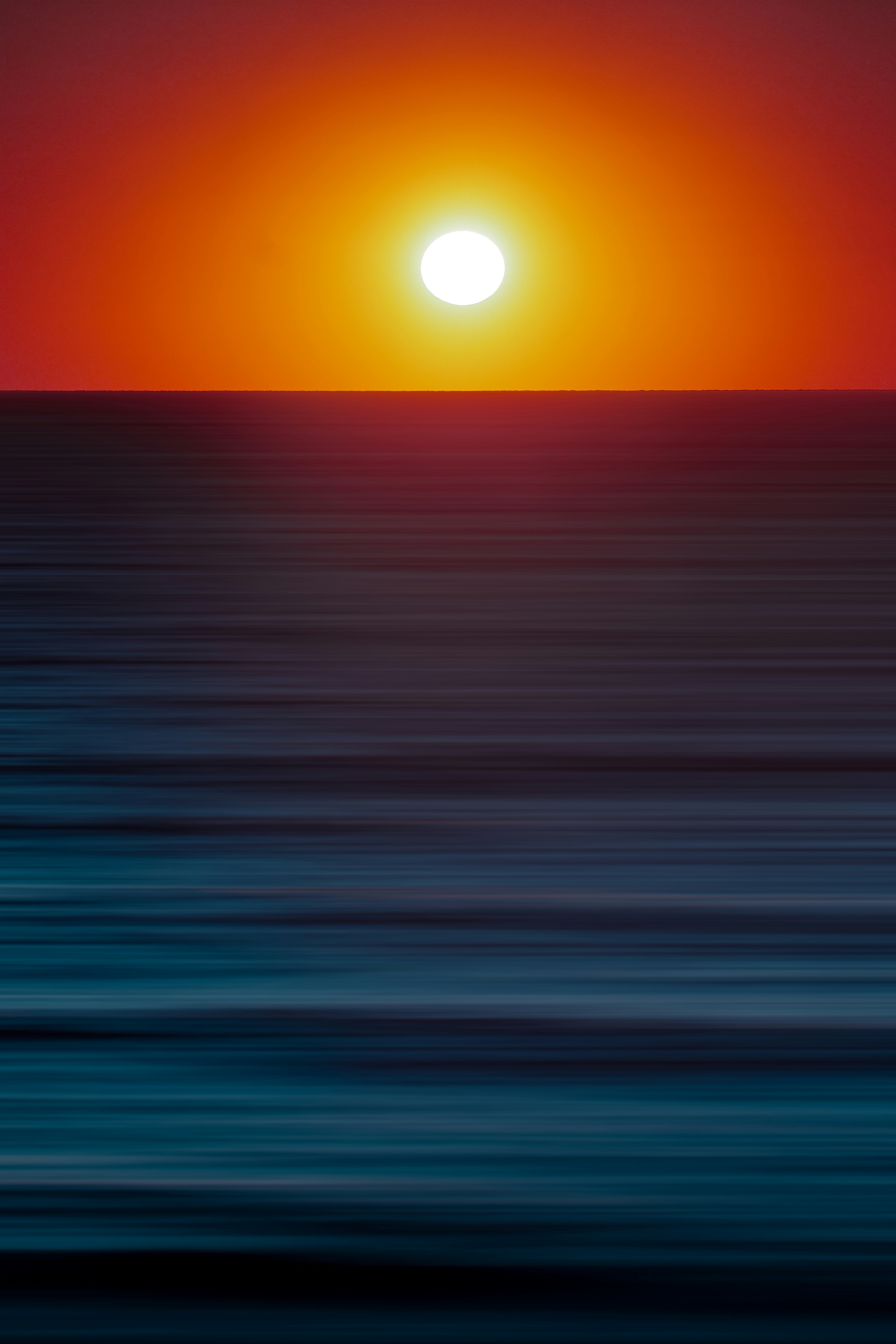 바다 위로 해가 지고 있다