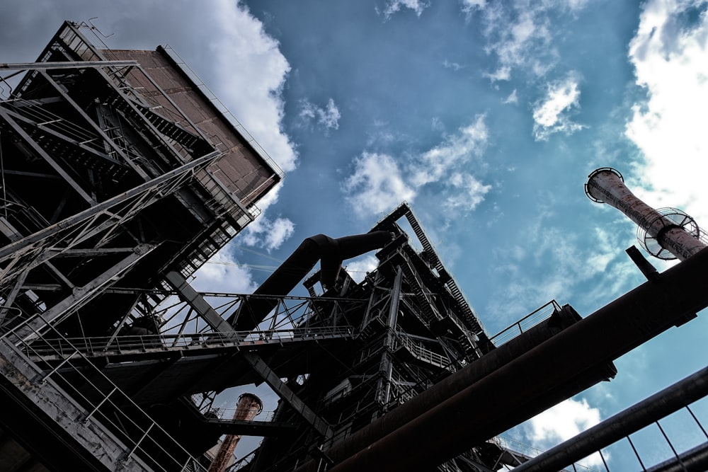 Una estructura metálica alta con un cielo en el fondo