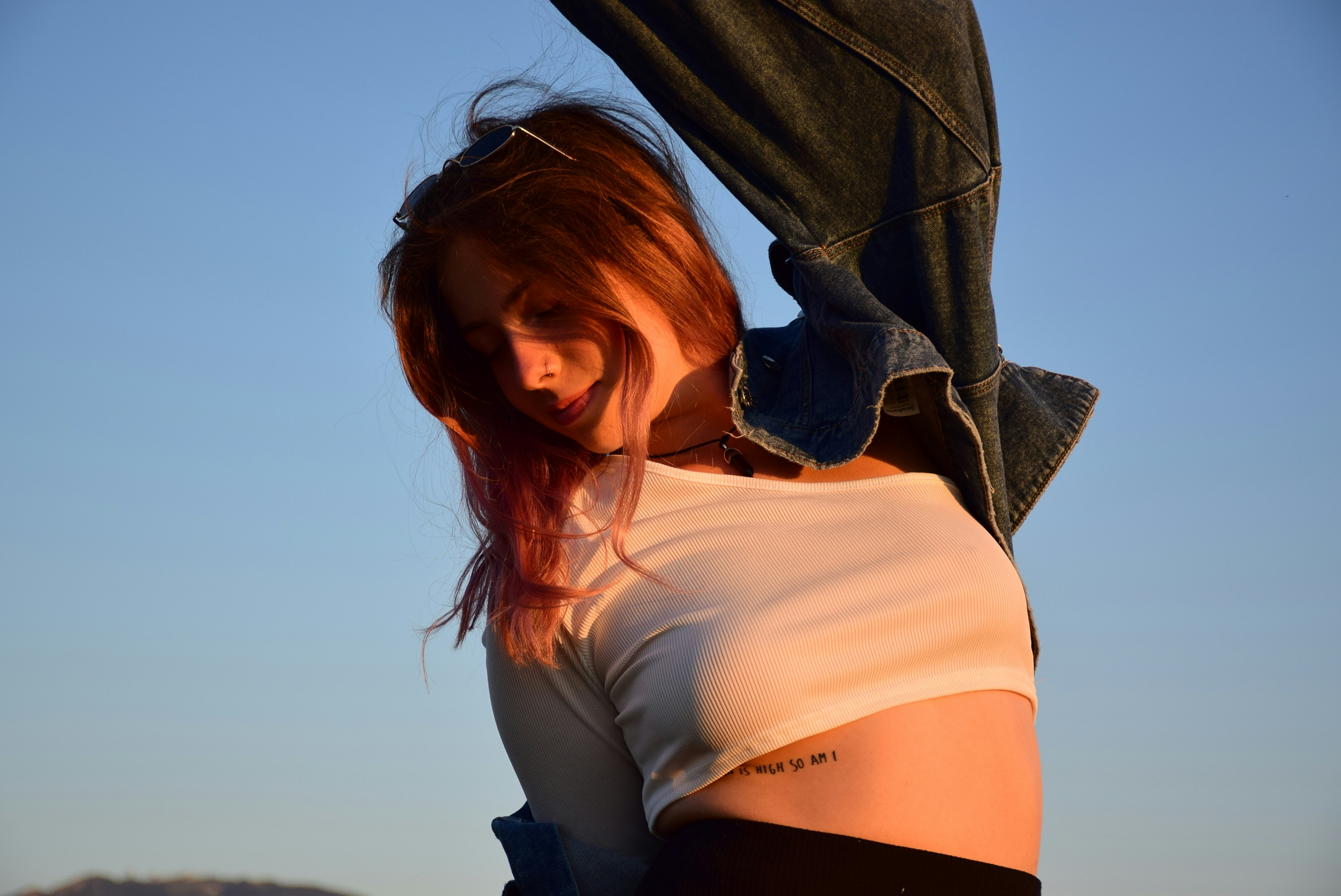 Eine Frau mit roten Haaren posiert für ein Foto