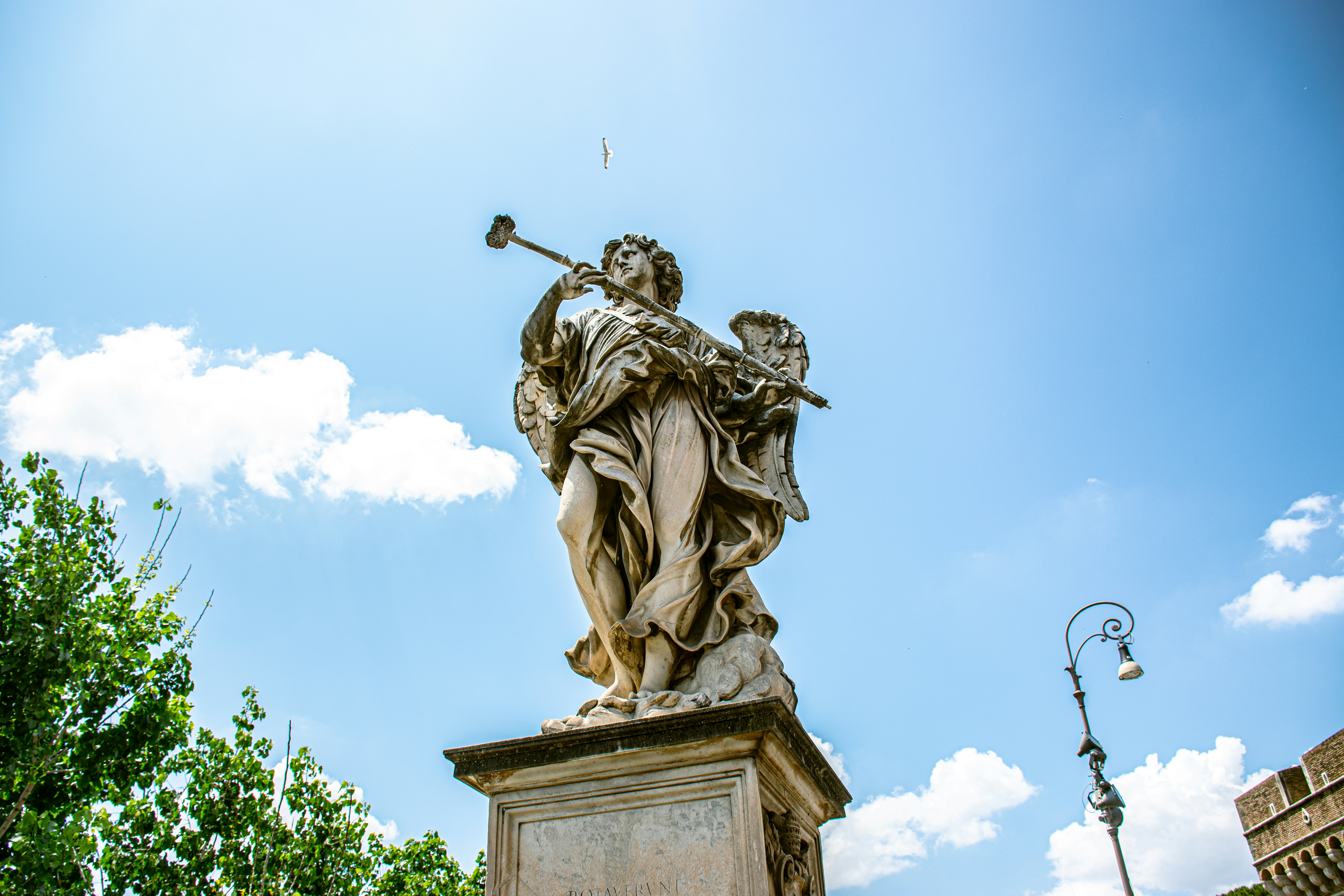 eine Statue einer Frau, die einen Stab hält