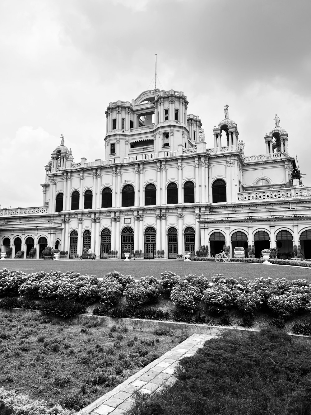 Une photo en noir et blanc d’un grand bâtiment