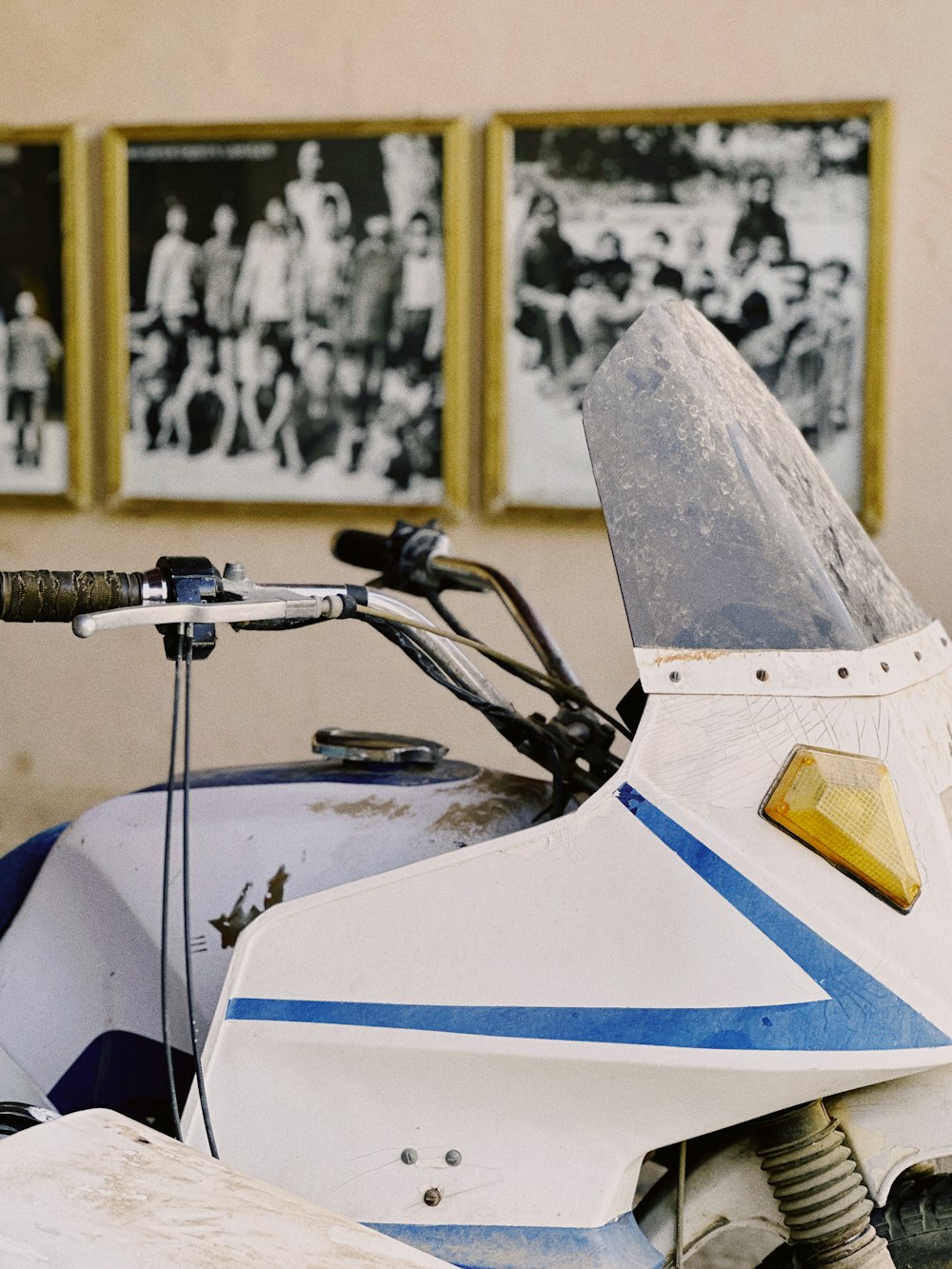 a white and blue motorcycle parked in front of a building