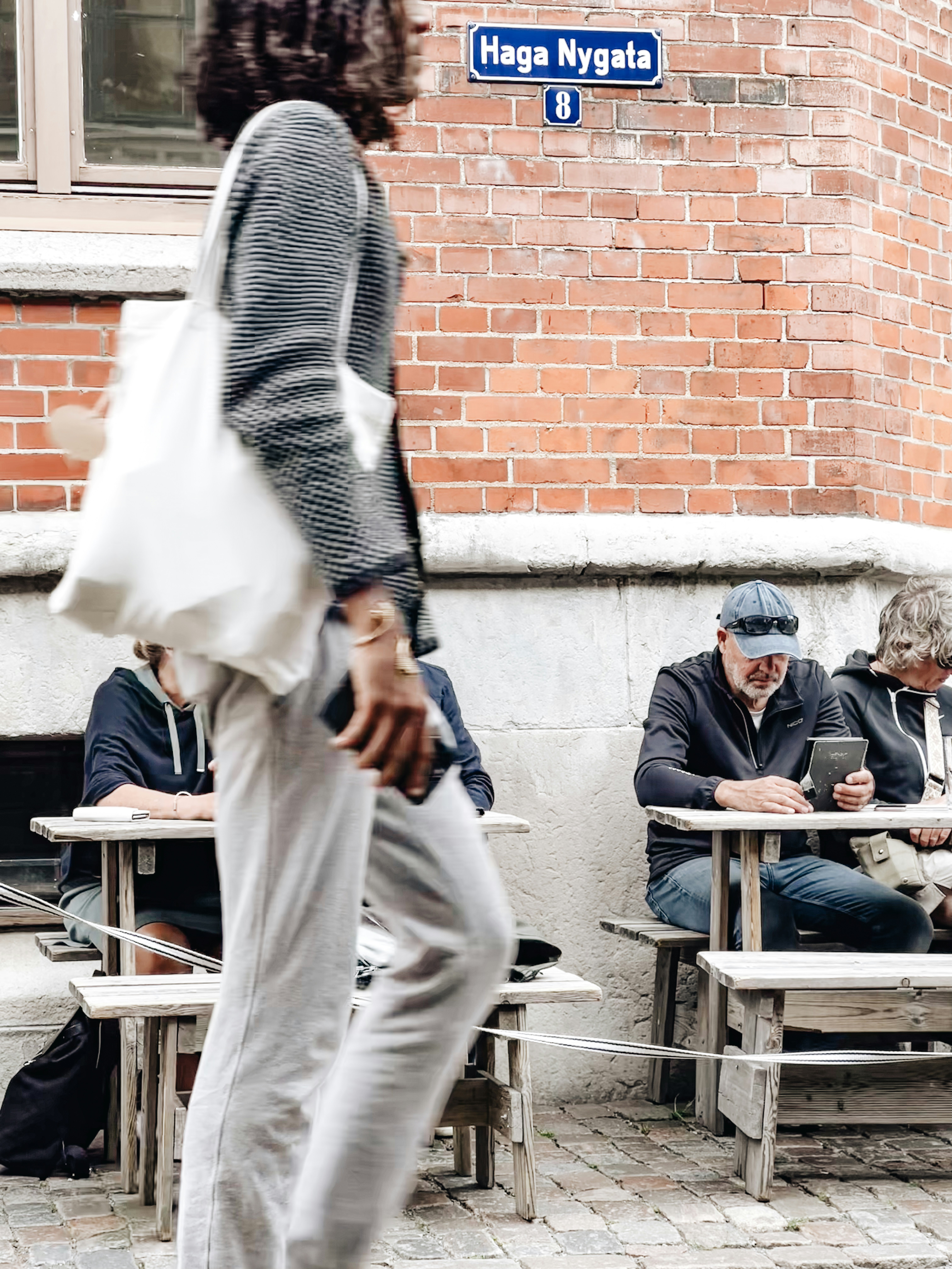 Human faces speak to us in a way that language cannot. Everyone recognize a smile, a frown, tears. Unsplash has the finest selection of people images on the web: high-def and curated for quality. Family, friends, men, women, Unsplash has photos for all.