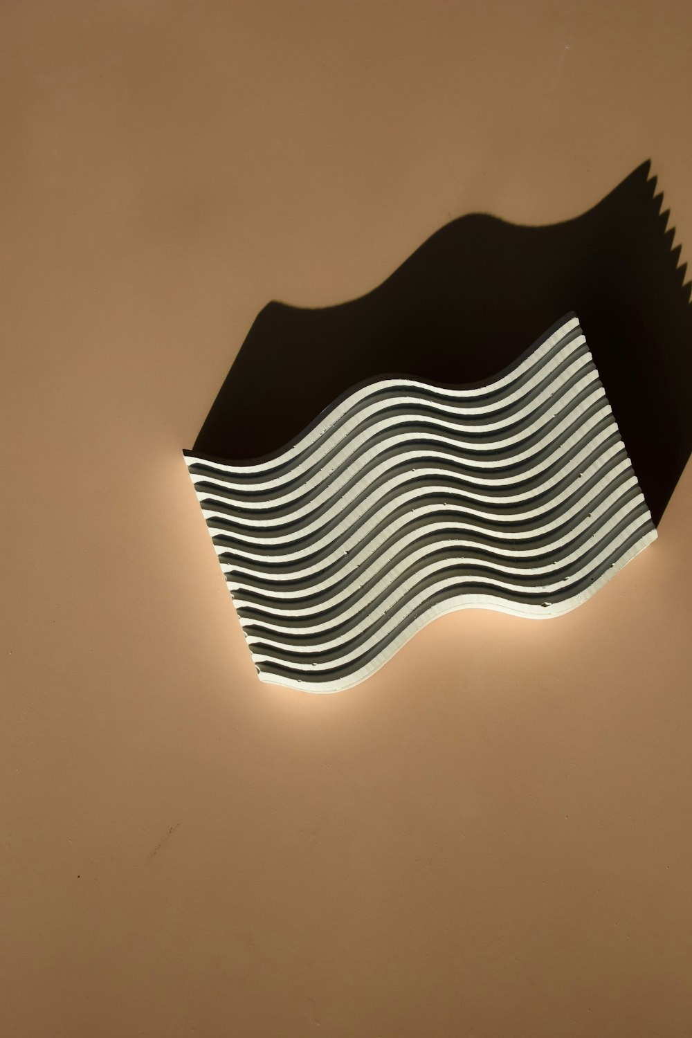 Un pezzo di carta a forma di onda in bianco e nero