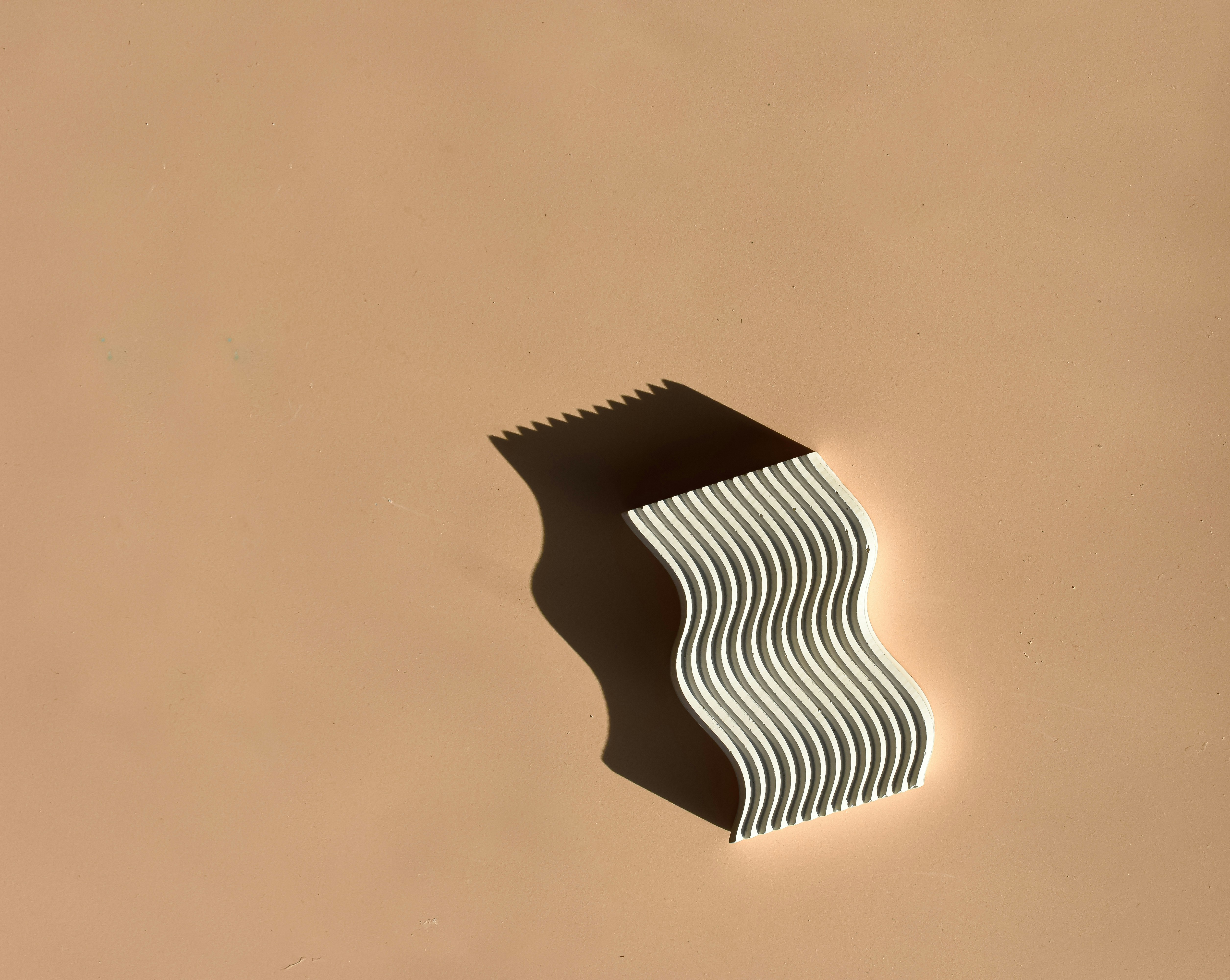 una sombra de un objeto curvo en una pared