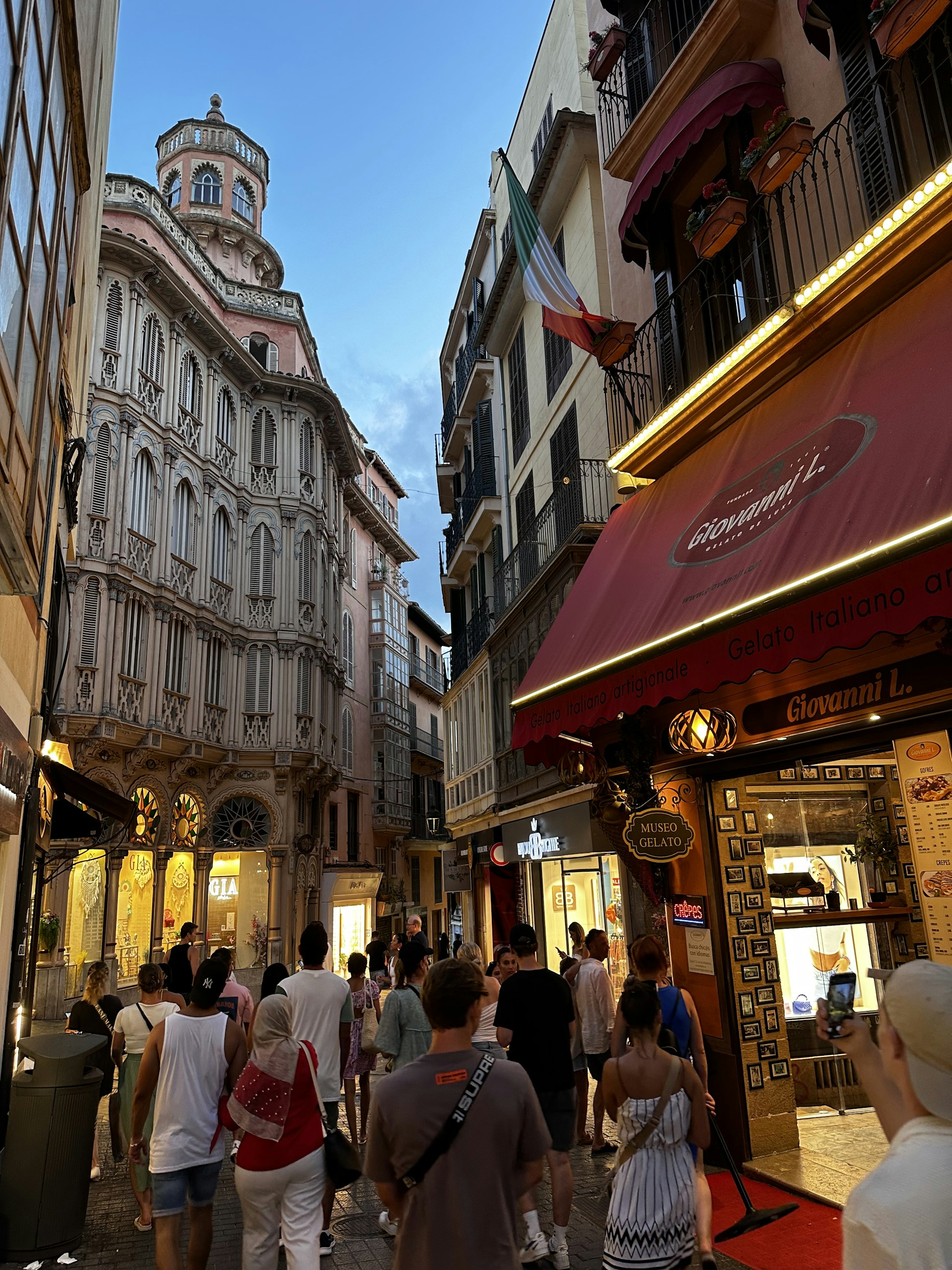 black and white bed linen