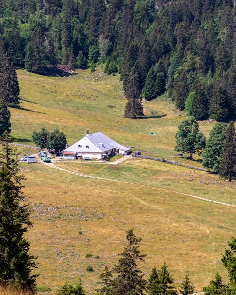Jura Hügellandschaft mit Bauernhof