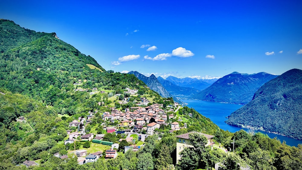 una vista panoramica di un piccolo villaggio in montagna