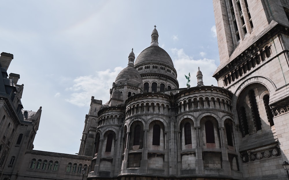 Un très grand bâtiment avec une horloge sur le côté