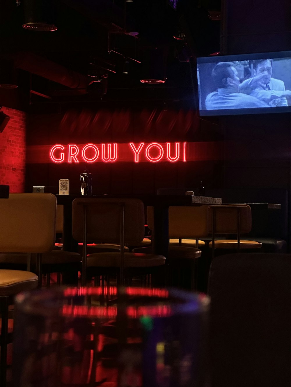 Eine Leuchtreklame mit der Aufschrift "Grow You an einer Wand"