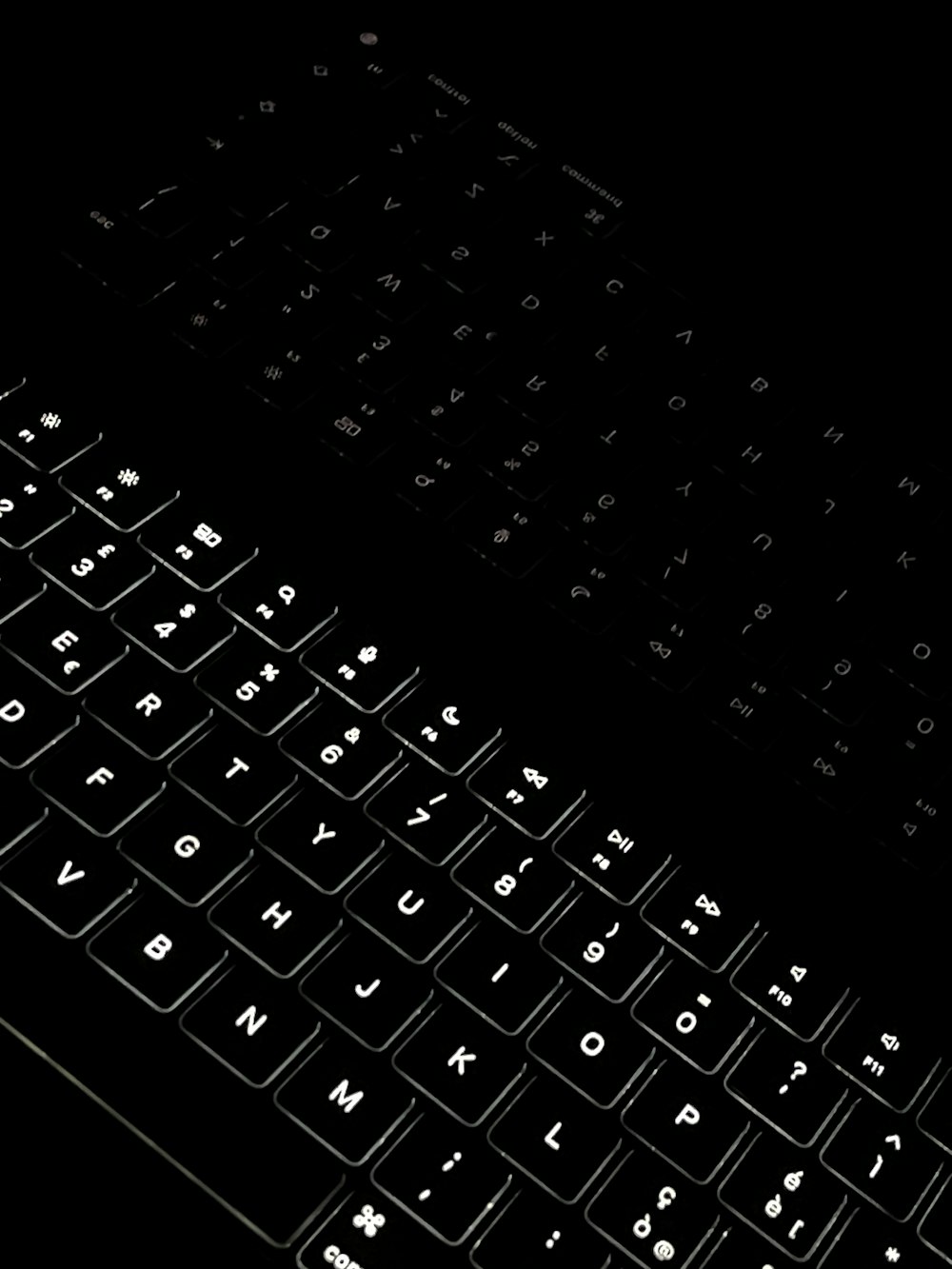 a black and white photo of a keyboard