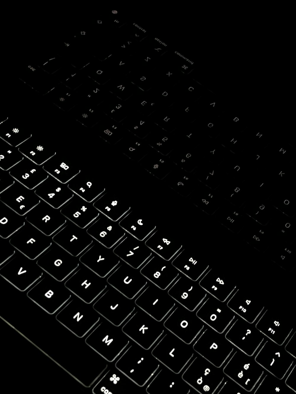 Una foto in bianco e nero di una tastiera