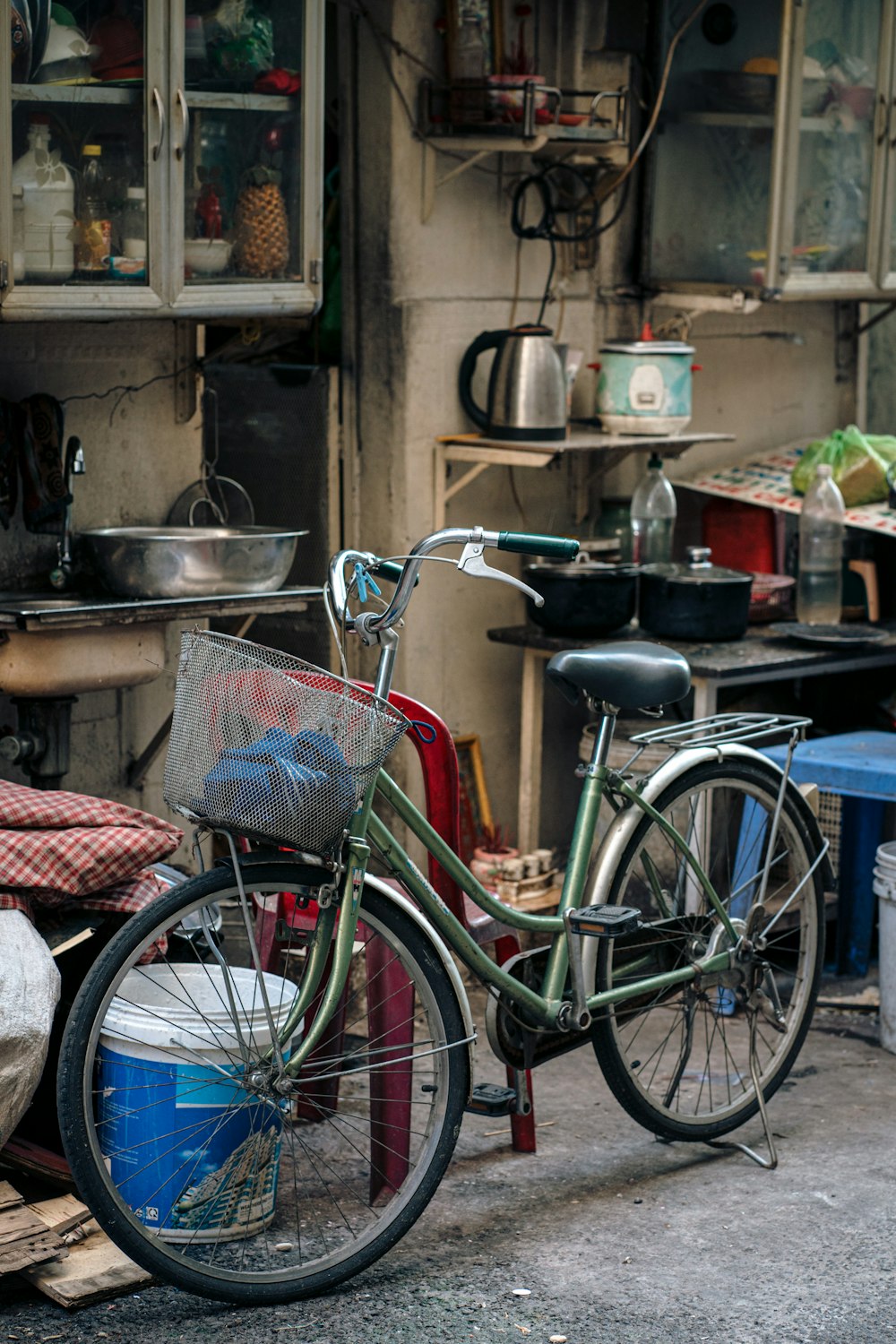 una bicicleta estacionada frente a una cocina