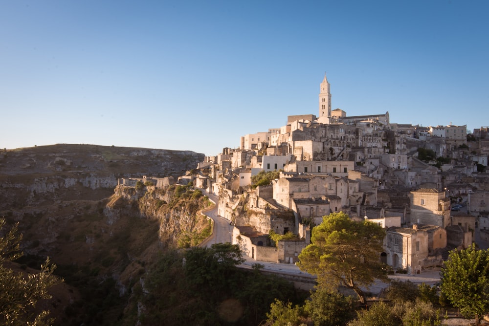 Un villaggio su una collina con una torre dell'orologio sullo sfondo