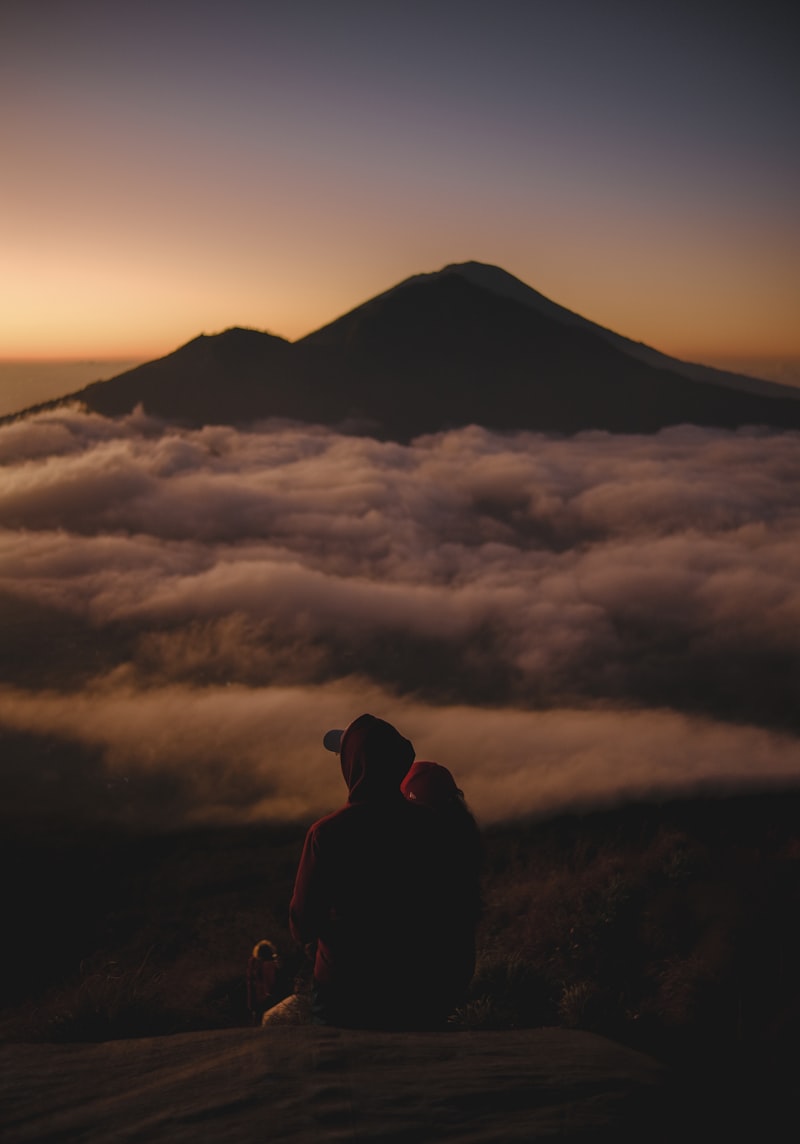 Jalur trek hijau menuju puncak pendakian Gunung Prau