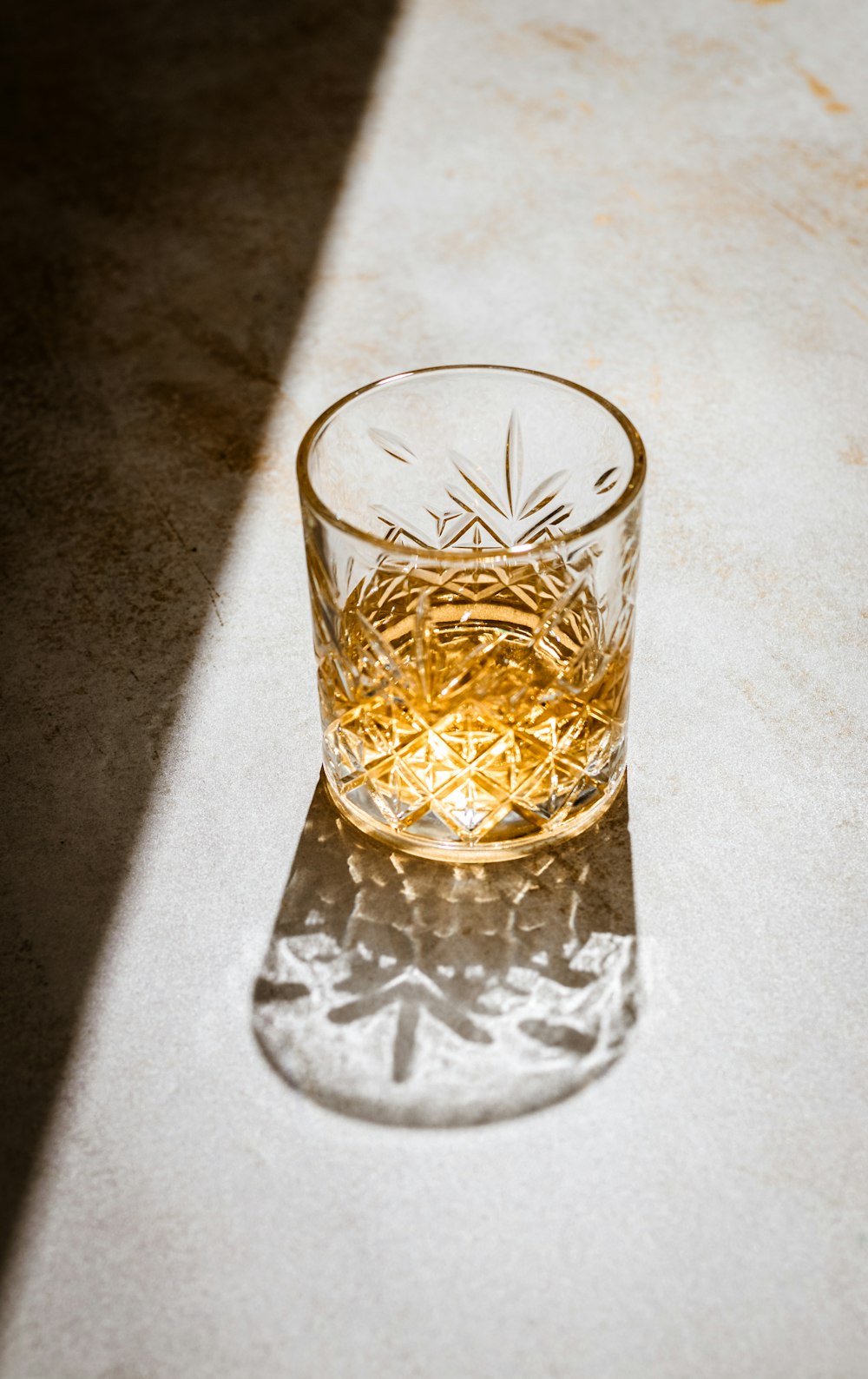 Un vaso de whisky sentado encima de un mostrador