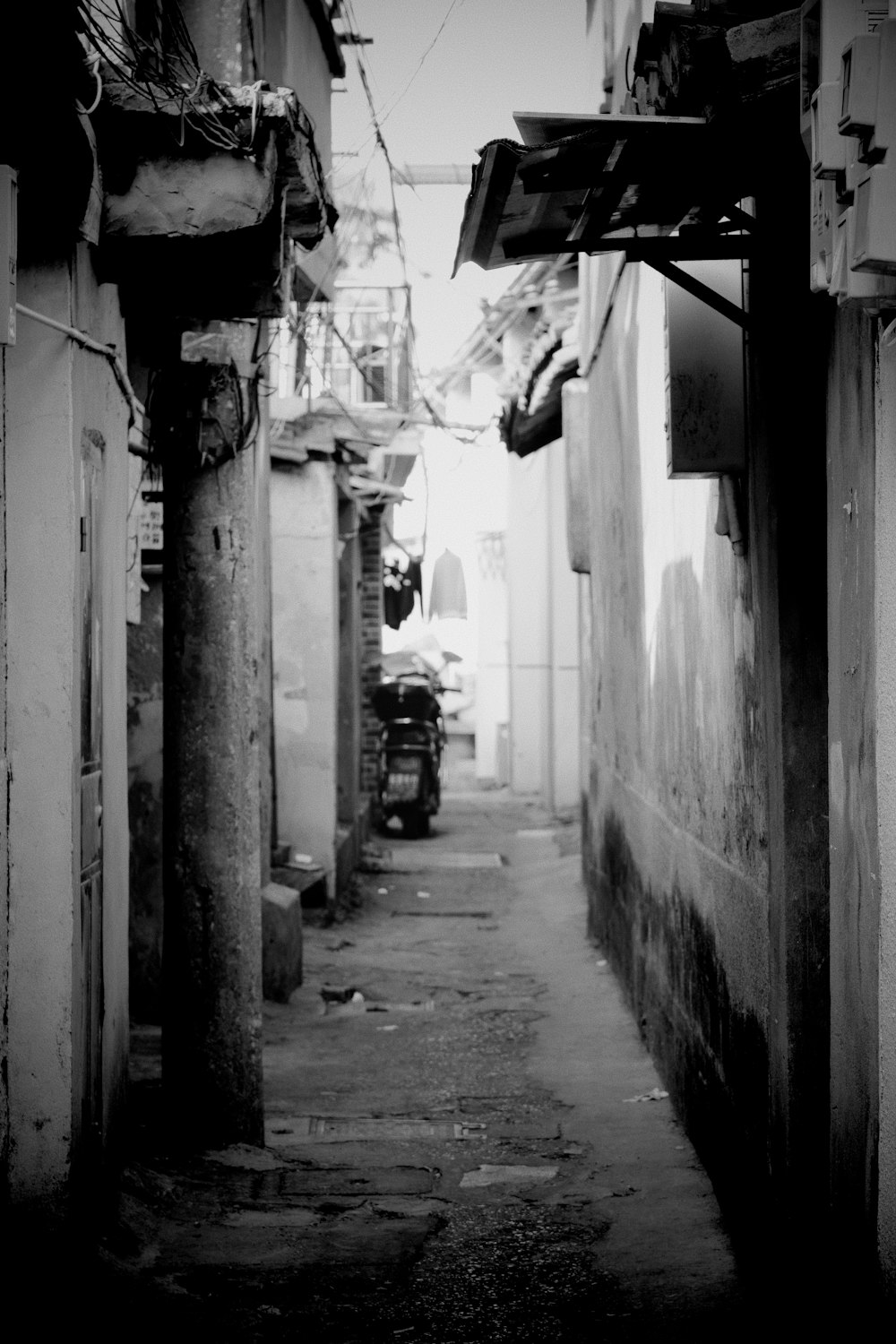 a black and white photo of a narrow alleyway