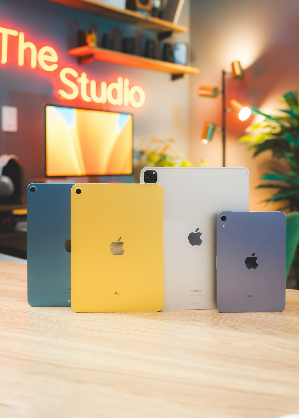 Quattro diversi iPad colorati seduti su un tavolo