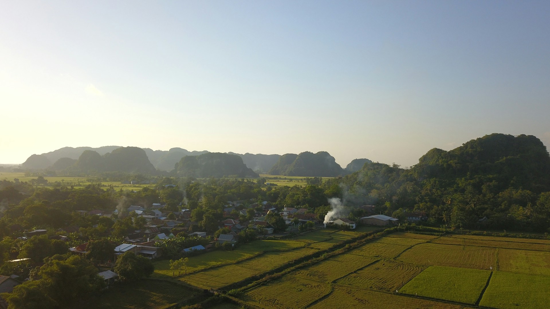 gray computer monitor