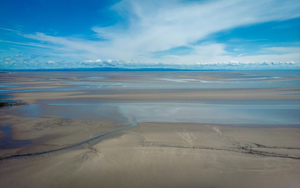 une vue aérienne d’une vaste étendue de sable et d’eau