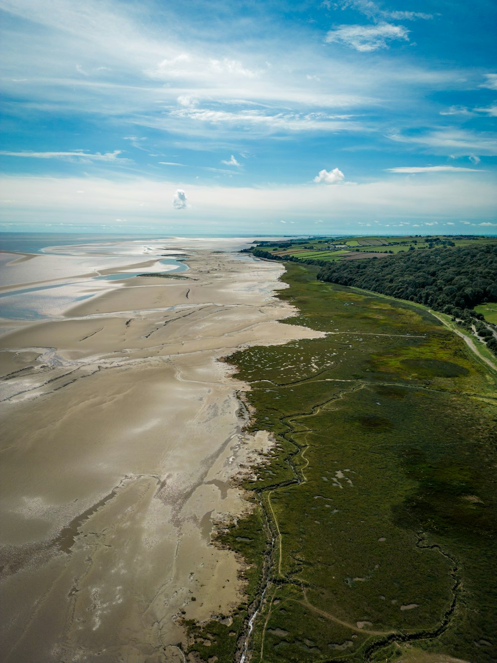 une vue aérienne d’une plage et d’un plan d’eau