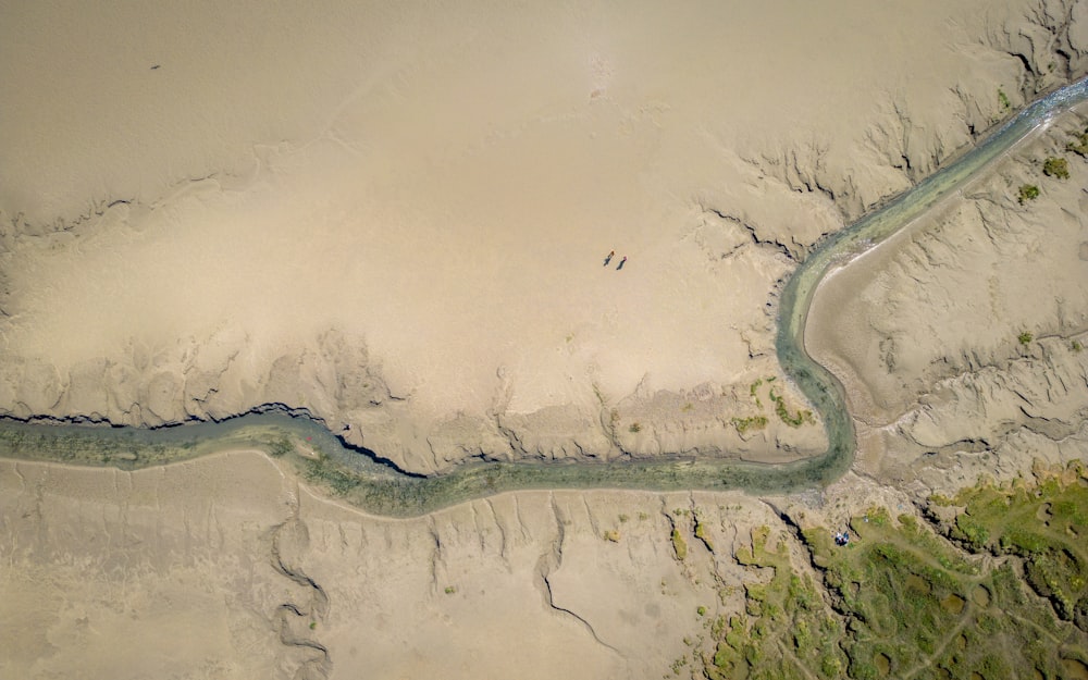 una veduta aerea di un fiume che attraversa una zona sabbiosa