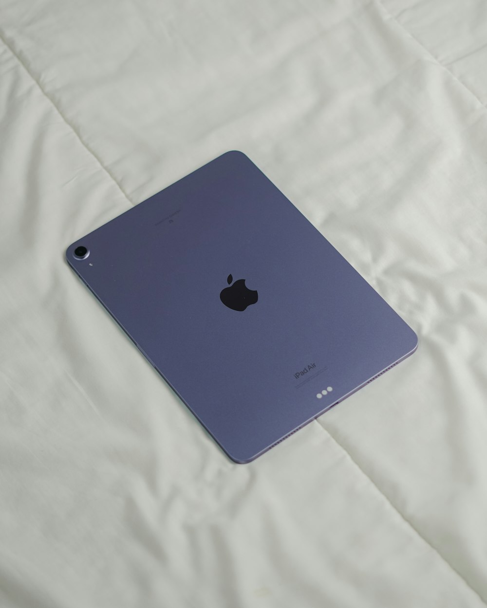 Um iPad da Apple sentado em uma folha branca