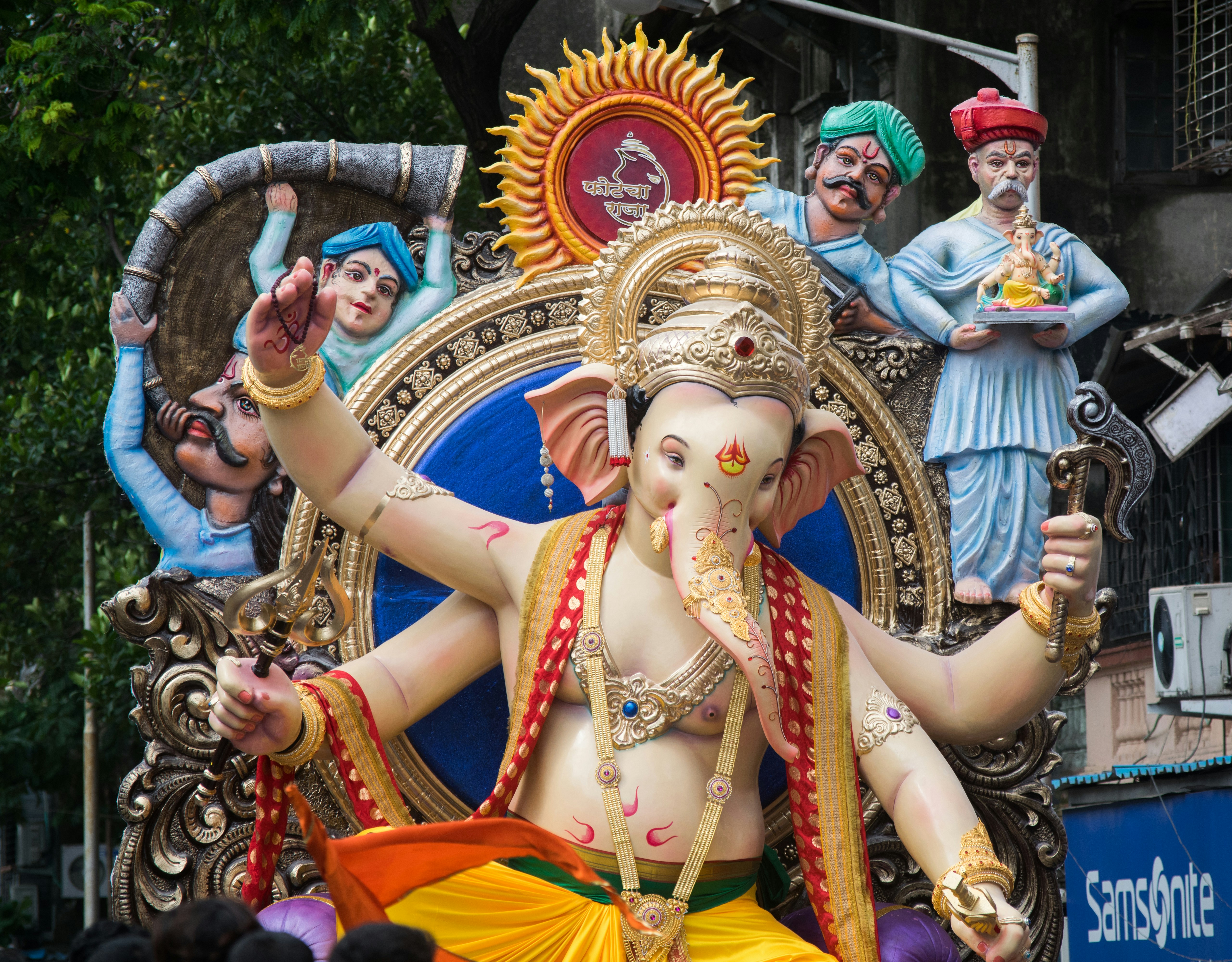 Eine Statue eines Elefanten mit Menschen drum herum