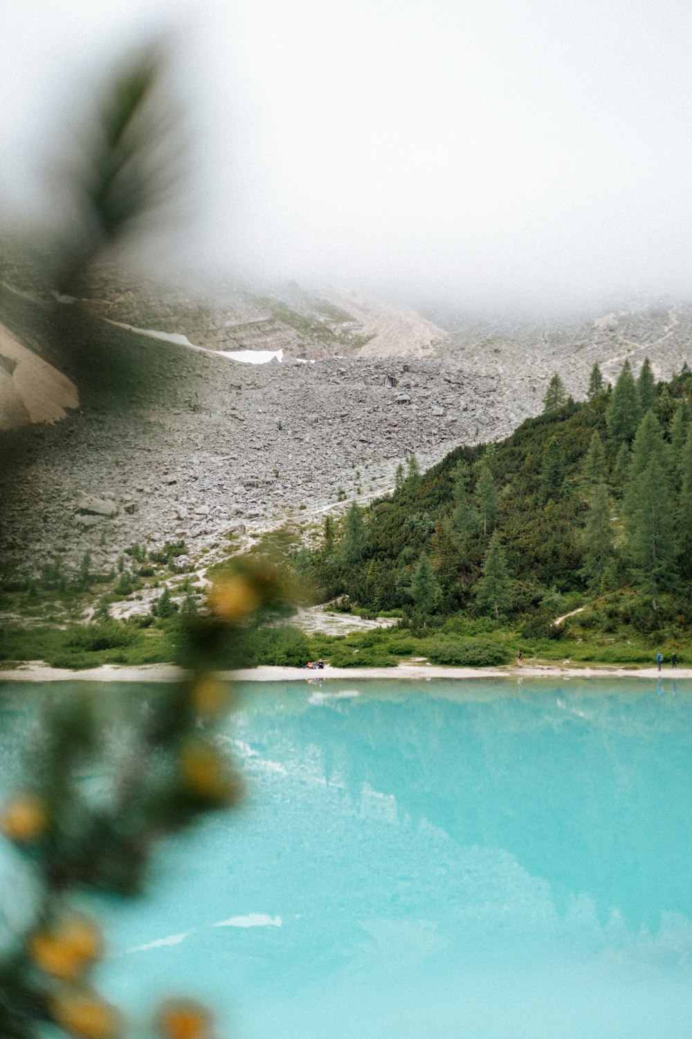uma piscina azul rodeada por montanhas e árvores