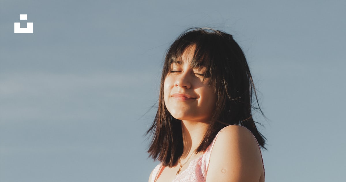 大きな岩の上に座っている女性の写真 Unsplashのフォトグラフィア・デ・レトラト・フェメニーノの無料画像