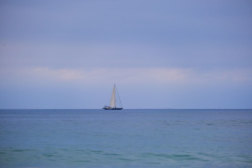 Una barca a vela in mezzo all'oceano