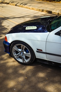 Front angle of a white Fiat Palio parked on a suburban street.