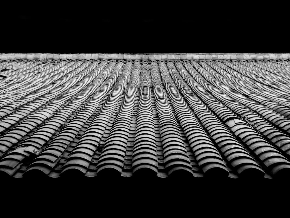 Ein Schwarz-Weiß-Foto eines Daches