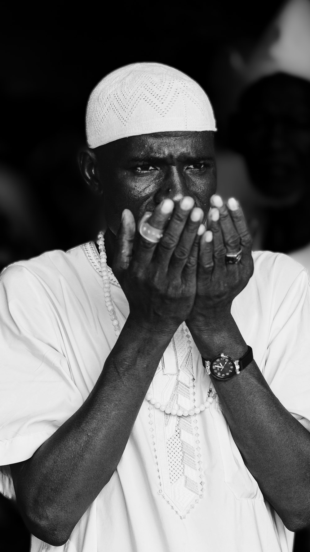 Una foto en blanco y negro de un hombre rezando