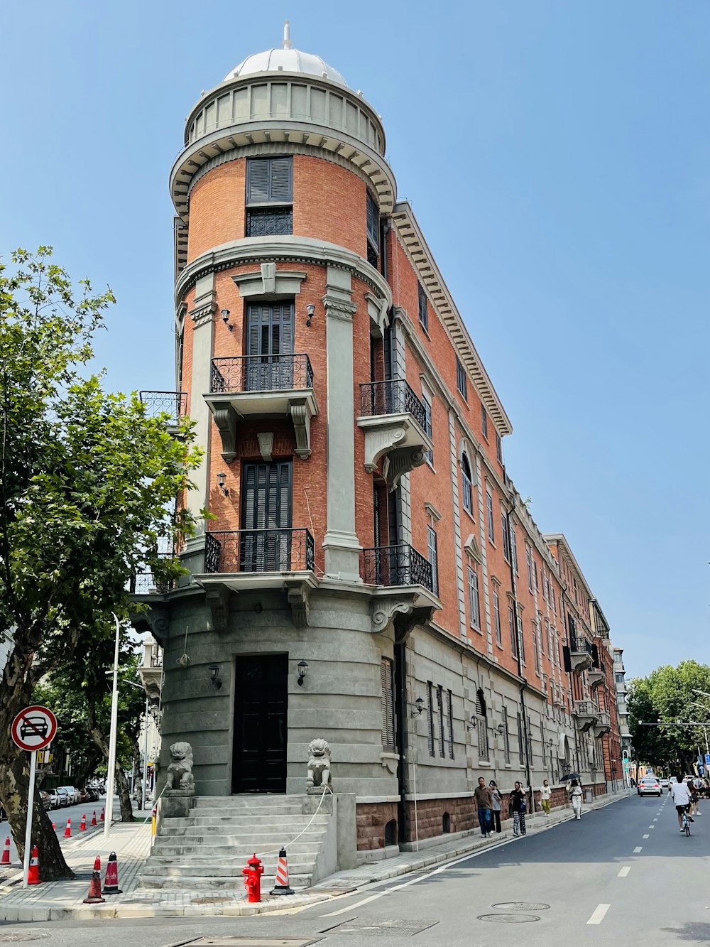 un edificio alto con un balcone circolare sulla parte superiore di esso