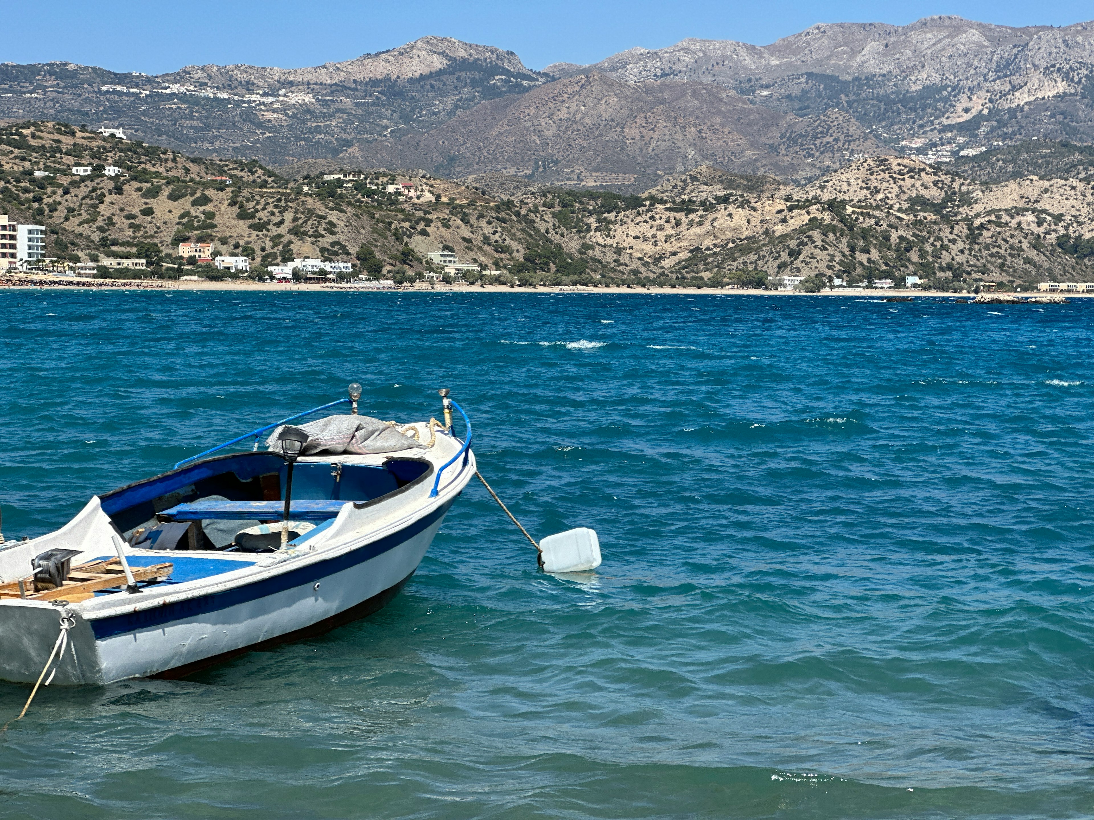 una piccola imbarcazione ormeggiata sulla costa dell'isola di Karpathos