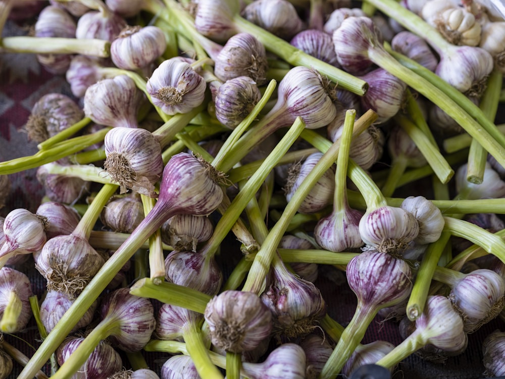 a pile of garlic sitting on top of a table