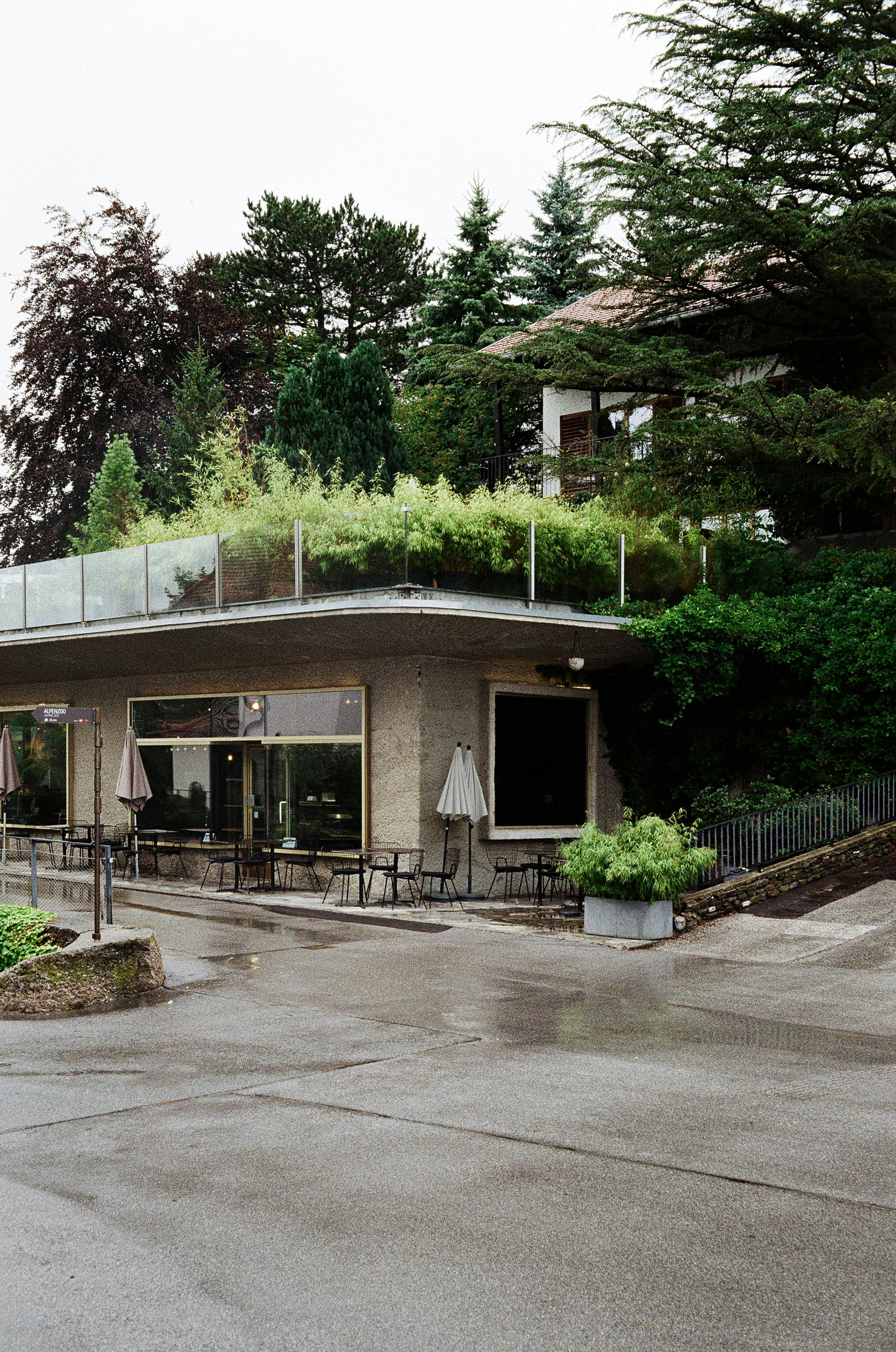 ein Gebäude mit einem begrünten Dach darauf