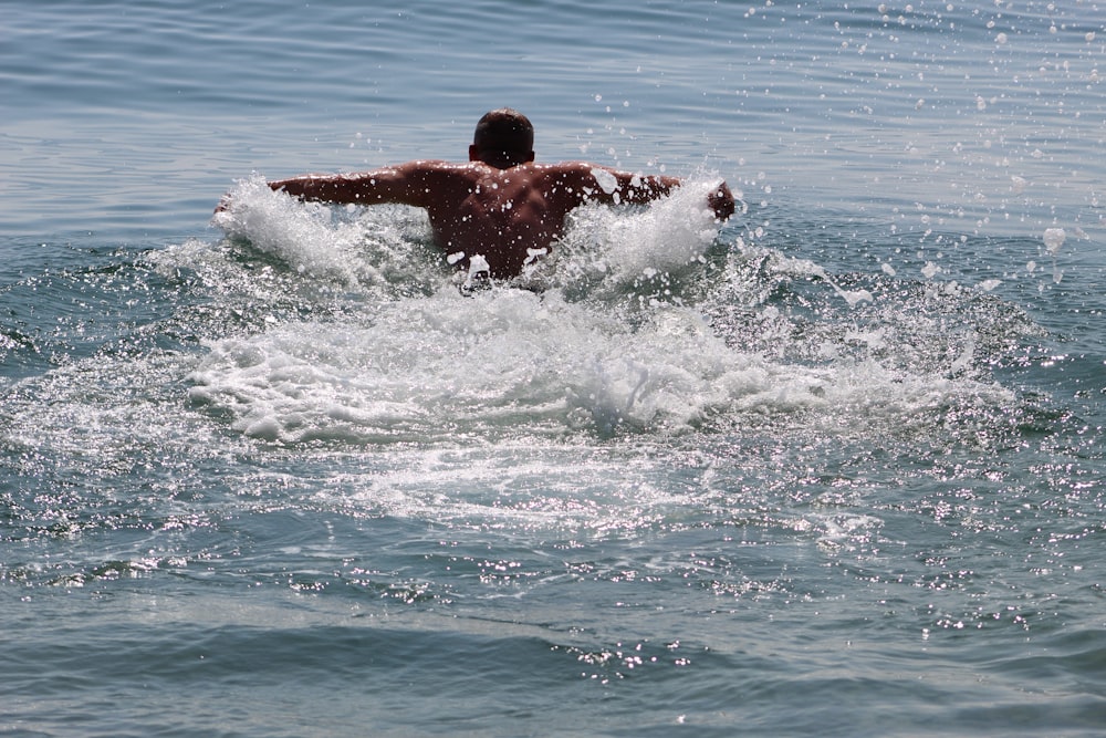 Un hombre montando una ola encima de una tabla de surf