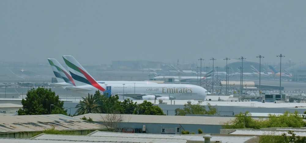 공항 활주로 위에 앉아 있는 대형 제트 여객기