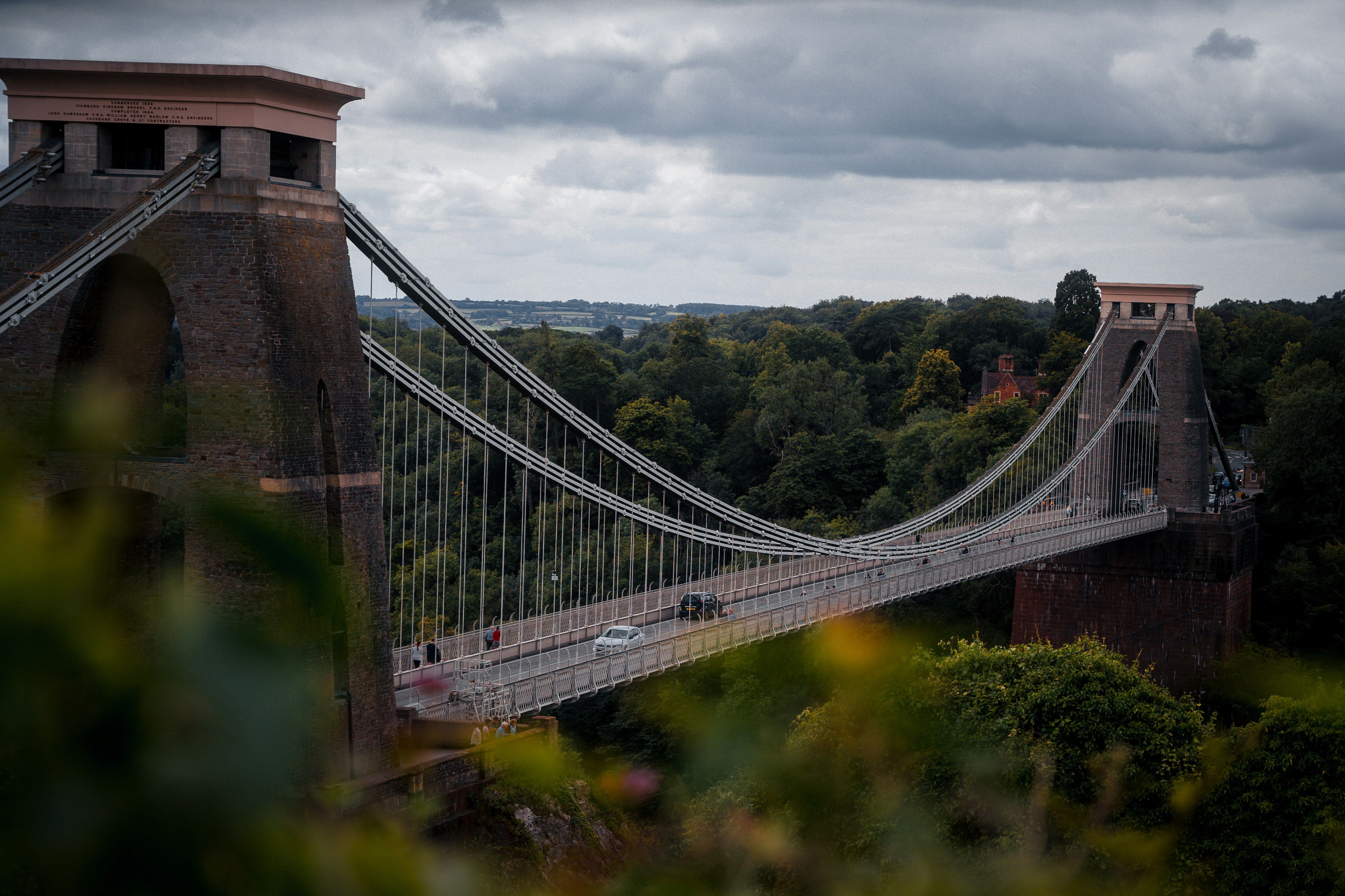Foto zum Thema Blick auf eine Hängebrücke über einen Fluss