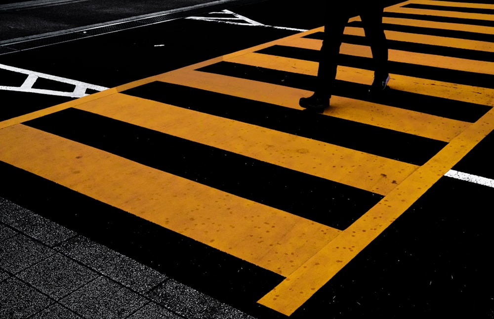 Una persona caminando a través de un cruce de peatones en la oscuridad