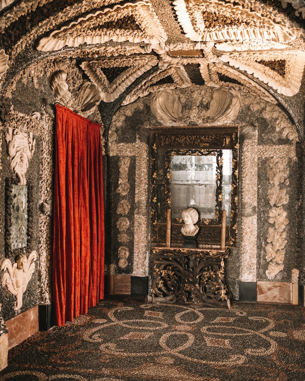 um quarto com espelho e cortina vermelha