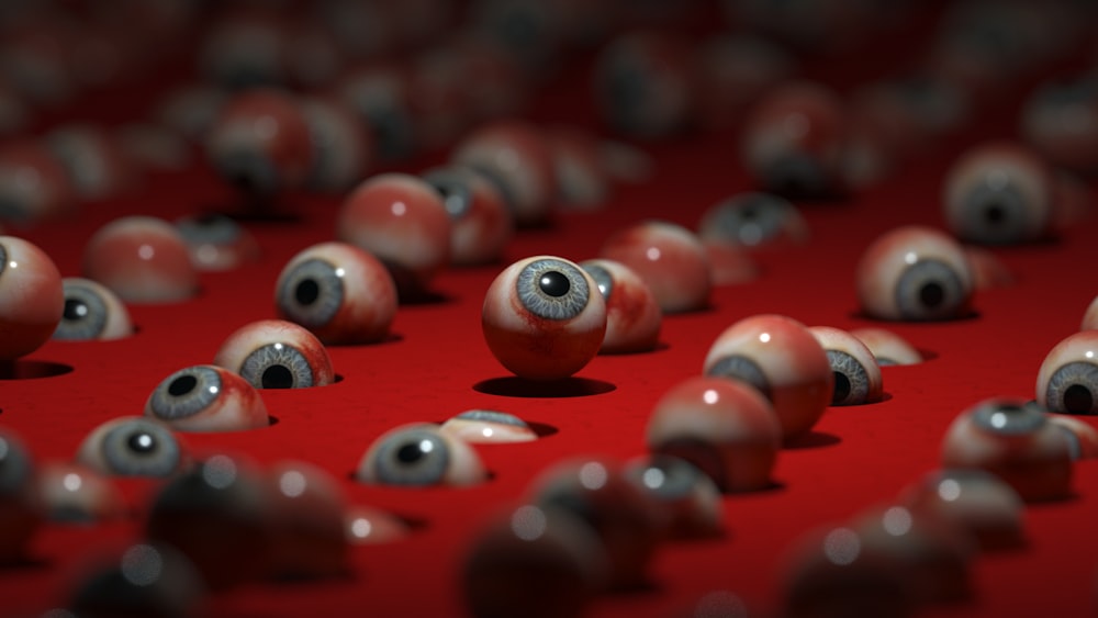 Eine Gruppe roter Bälle mit schwarzen und weißen Augen