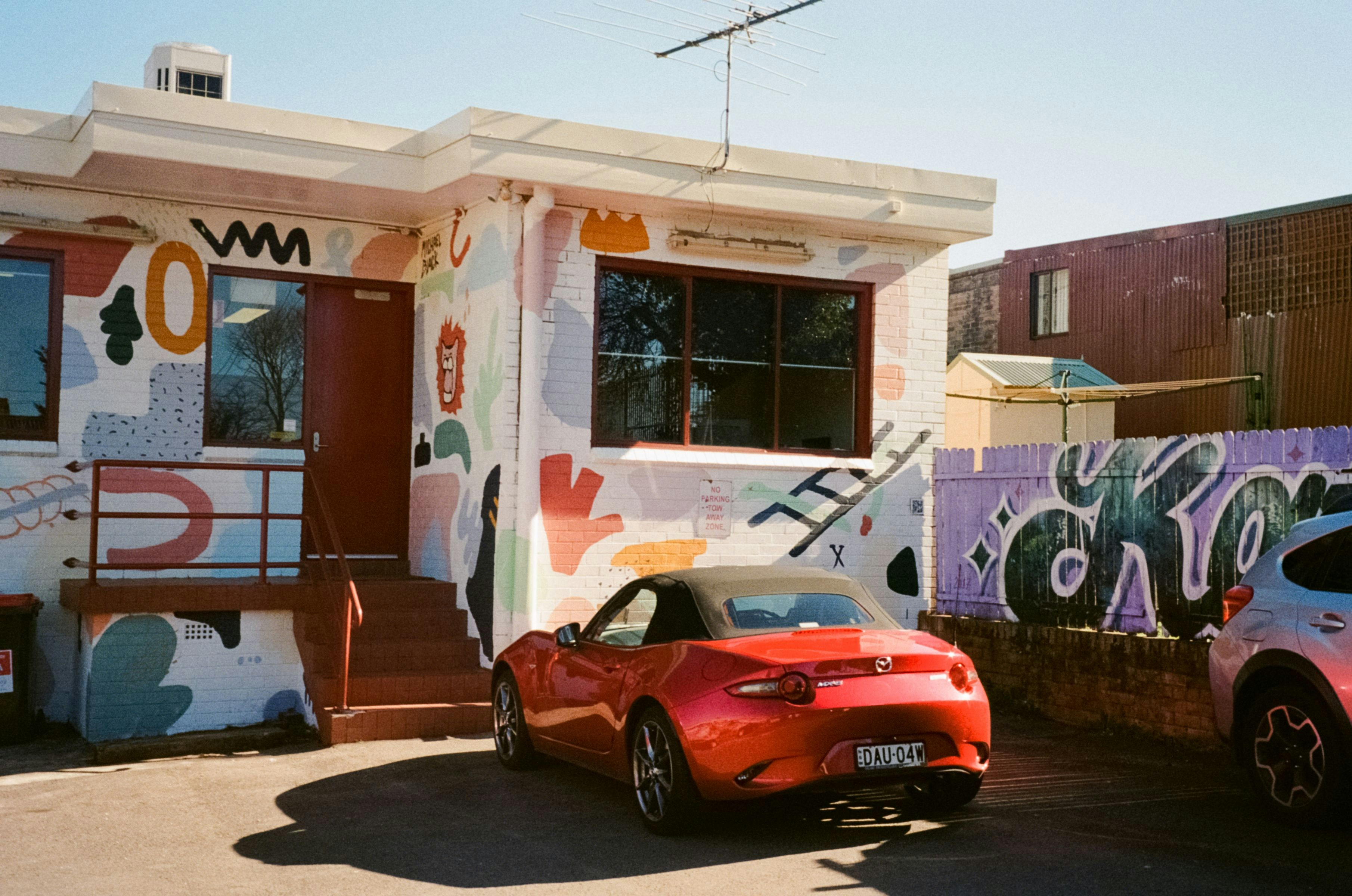 سيارات في مرآب الدهان